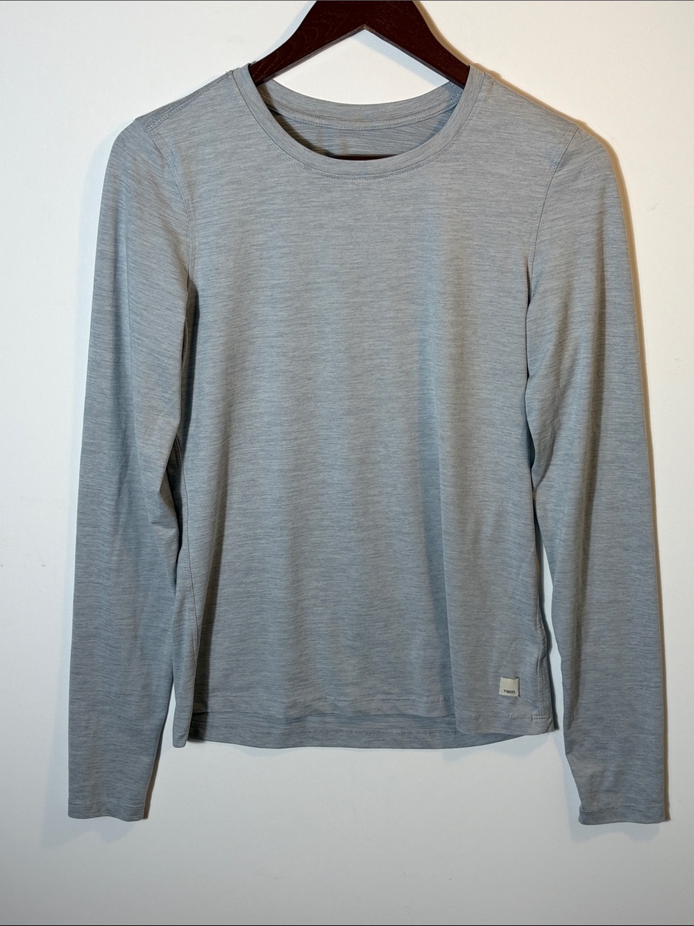 Vuori Long Sleeve Crew Neck Top in Light Gray